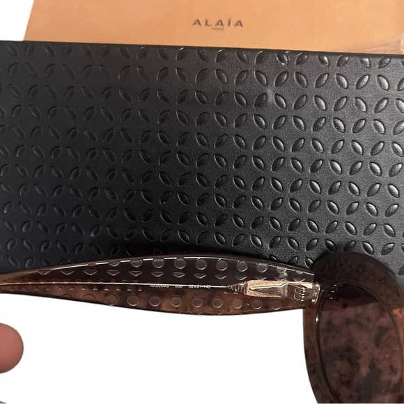 Azzedine Alaia Rose Round Sunglasses - Picture 5 of 8